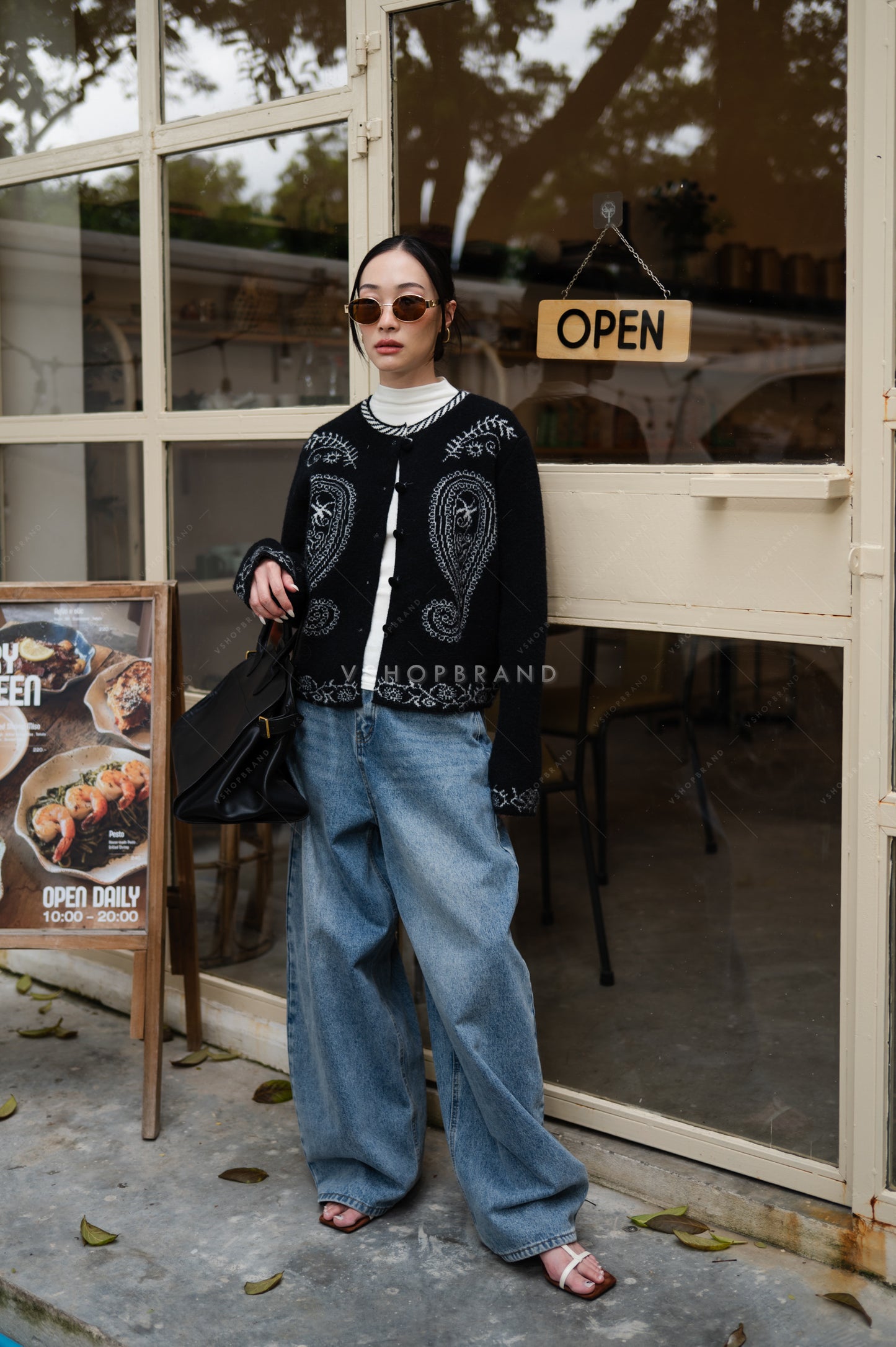 Surreal sweater black