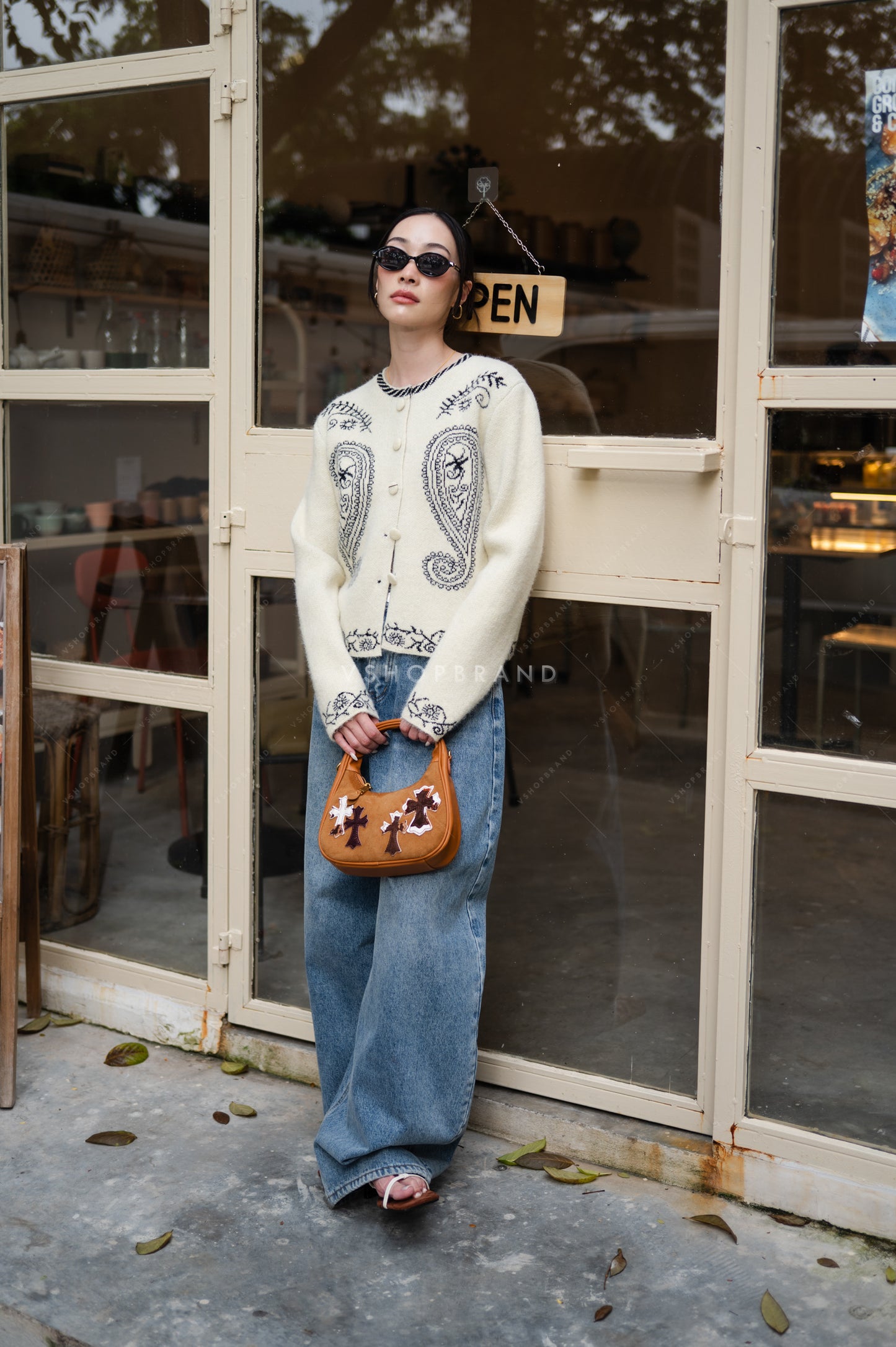 Surreal sweater white